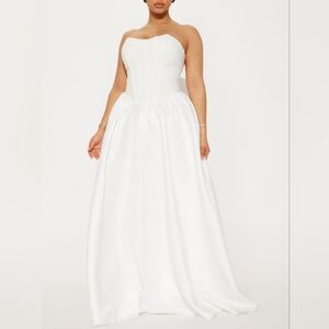 Elegant White Strapless Dress